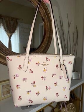 Coach Heart Print Tote Bag Ivory Leather Zip Top Floral Hearts 💕 💫 💜 Flower 🌺